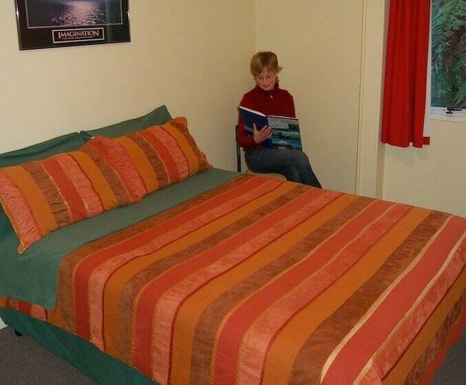 فندق صغير Egmont Eco Leisure Park & Backpackers
