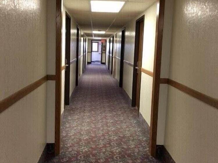 فندق Clarion Hometown Inn