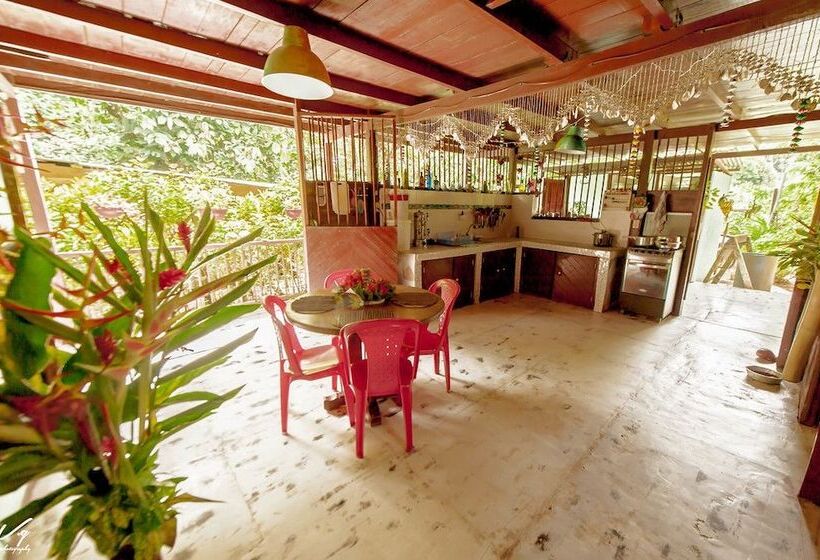 مسافرخانه Posada Los Delfines