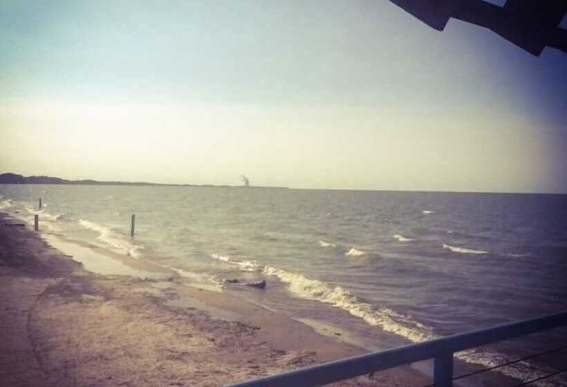 هتل Beachfront Resort