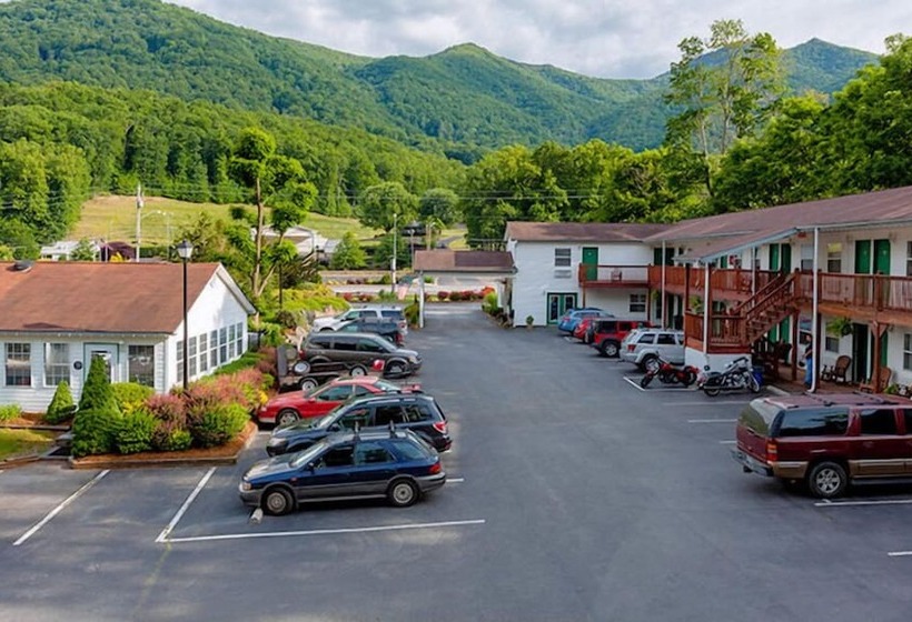 هتل Maggie Valley Creekside Lodge