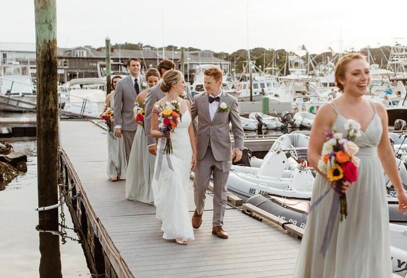 리조트 The Hotel At Cape Ann Marina