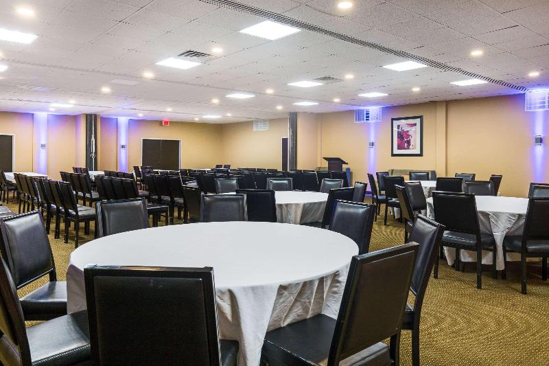 ホテル Clarion Inn & Suites Stroudsburg   Poconos