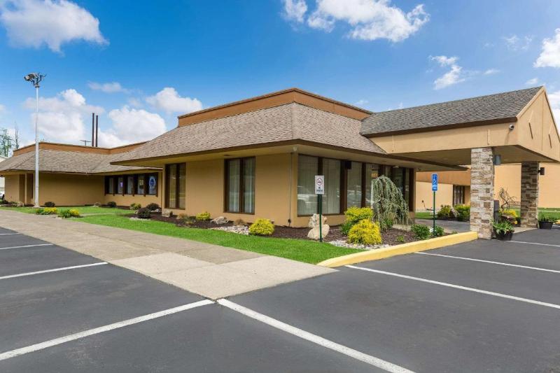 ホテル Clarion Inn & Suites Stroudsburg   Poconos
