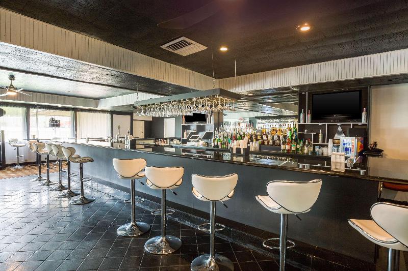 ホテル Clarion Inn & Suites Stroudsburg   Poconos