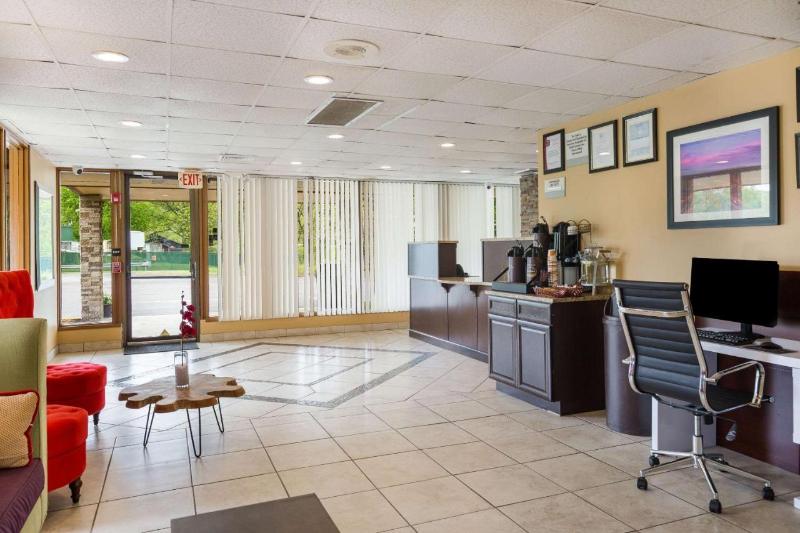 ホテル Clarion Inn & Suites Stroudsburg   Poconos