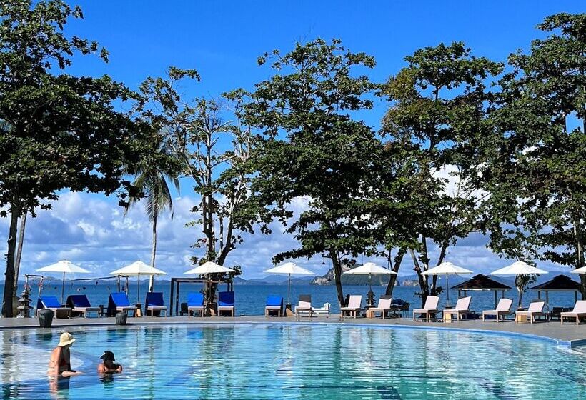 هتل Royal Yao Yai Island Beach Resort