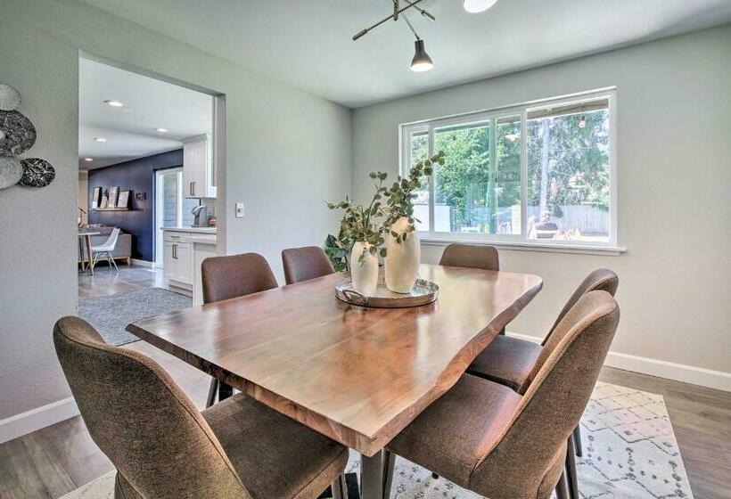 Modern Gem With Beautiful Backyard And Hot Tub!