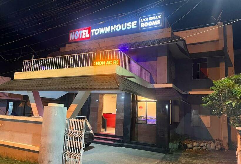 호텔 Sunday Townhouse Club Airport Trivandrum