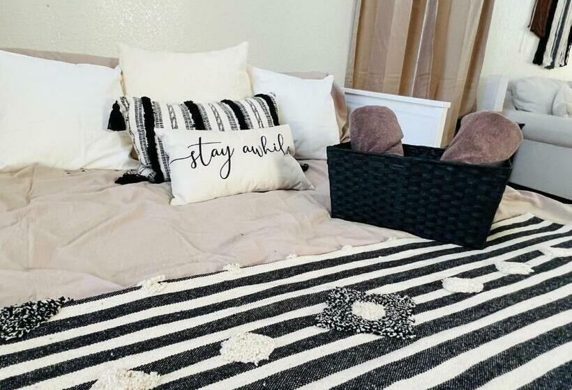 Пансион Spacious Studio With King Bed Perfect For Long Stays!