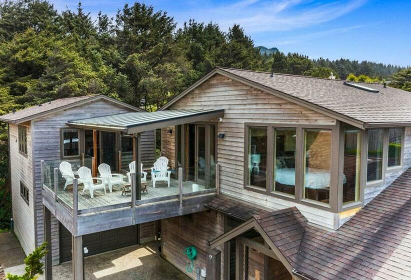 The Castle Rock Estate By Avantstay Steps From Arch Cape Beach W Hot Tub Sauna