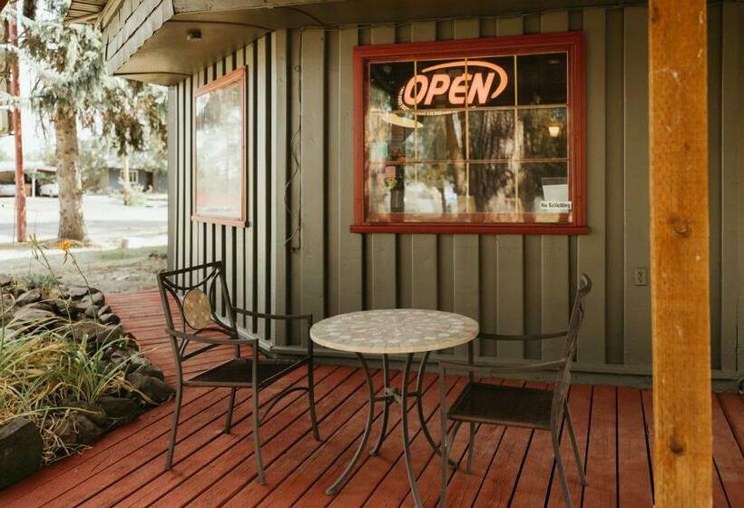 Cedar Village Motel