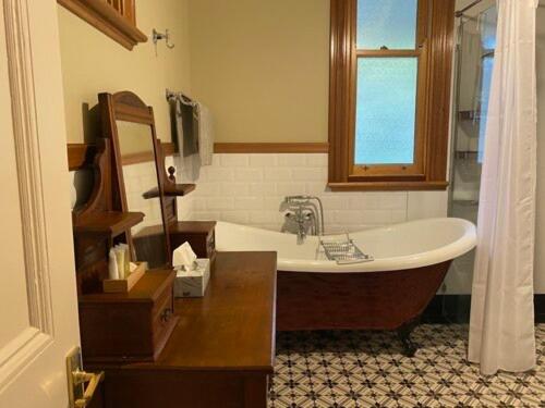 Отель Lottie’s Bed & Breakfast At Fielderberry Farm