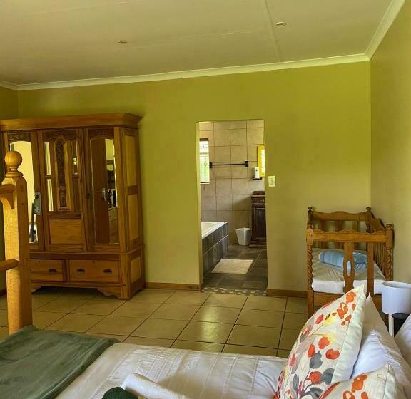 Пансион Up The Hill Guesthouse