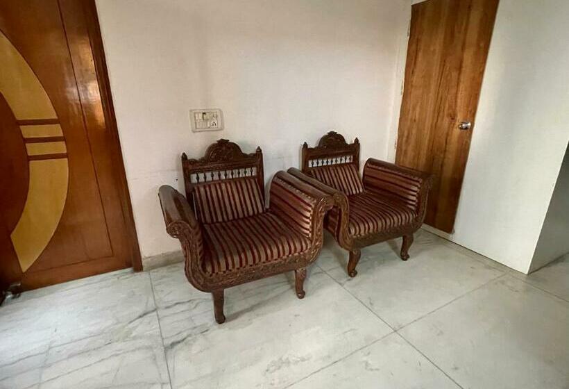 بنسيون 1bhk Entire Floor With Full Kitchen And 2 Halls Very Spacious Near Medanta Hospital Best For Parties