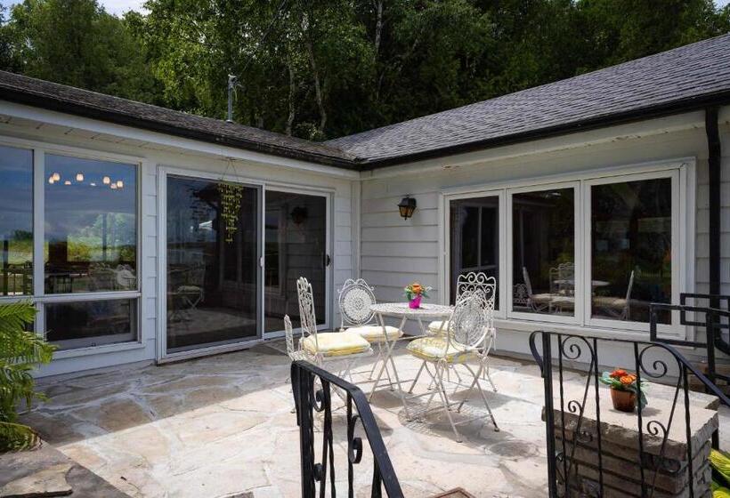 הוסטל Somewhere In Time   Retro Spacious Cottage With Private Sandy Beach