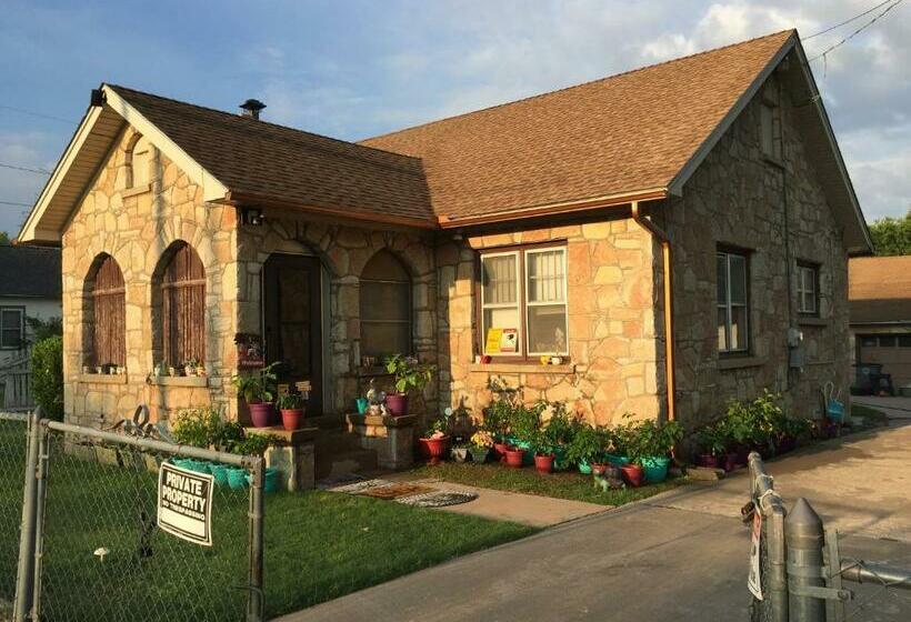 Historic Home Sleeps 4 Adults 1 Mile To Ft. Sill