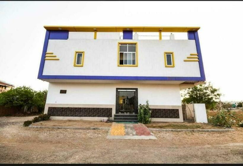 Отель Oyo 89929 Paras Villa