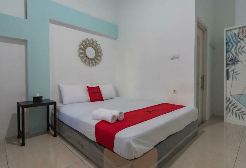Отель Reddoorz @ Jalan Raya Tuparev Karawang