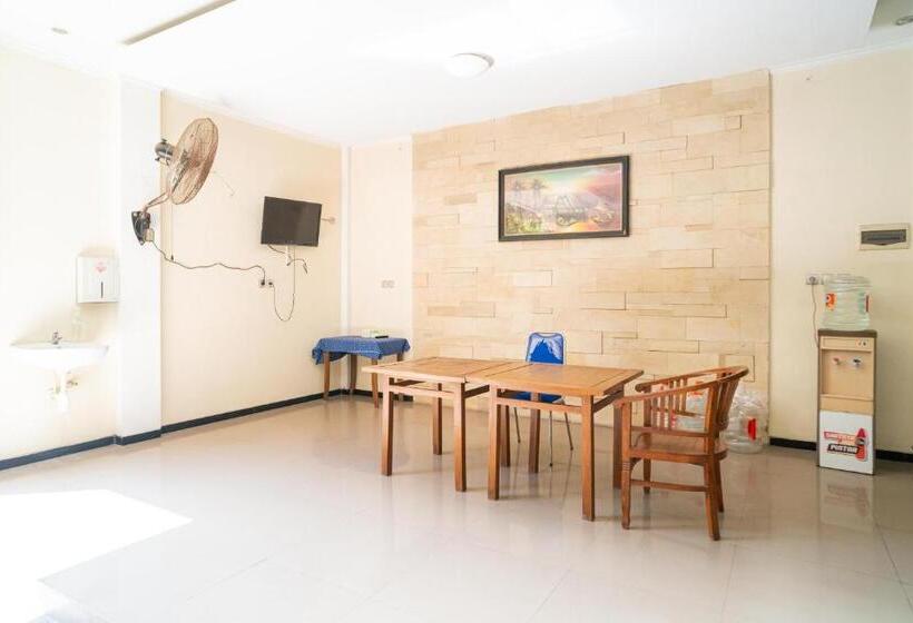 Hotel Reddoorz Plus Syariah @ Jalan Dokter Wahidin Bojonegoro