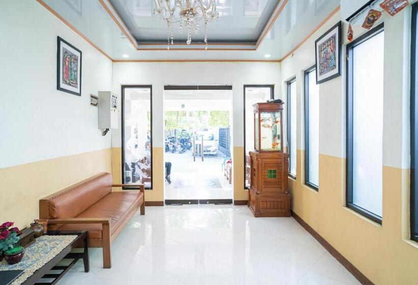 Hotel Reddoorz Plus Syariah @ Jalan Dokter Wahidin Bojonegoro