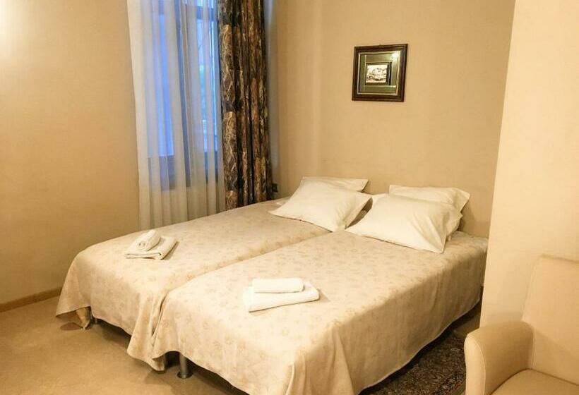 پانسیون Room In Guest Room Valensija Family Room 2 Adults 2 Children