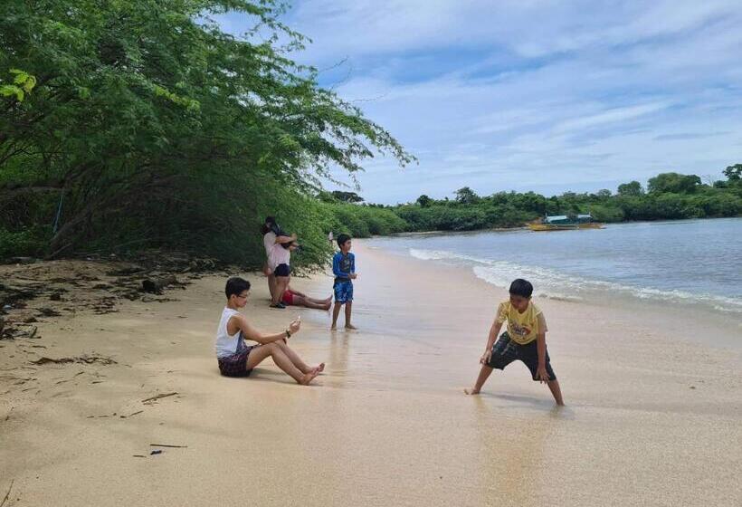 ペンション Calatagan S Bahay Kubo   With Beach Access