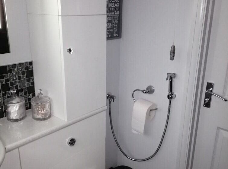 Charming 2 Bed Apartment In Eastleigh