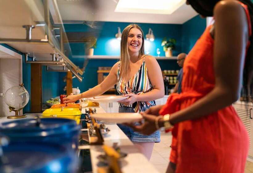 هتل Compass By Margaritaville Medford