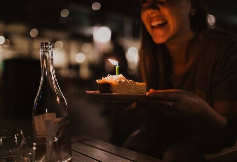 هتل Compass By Margaritaville Medford