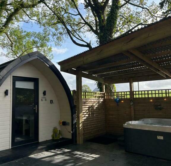 Капсульный Oтель Paddock Pod Sleeps 4 & Roofed Over Private Hot Tub & New Sauna