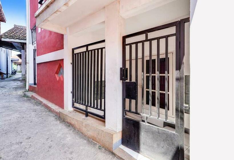 Отель Spot On 91386 De Jawara Homestay Syariah