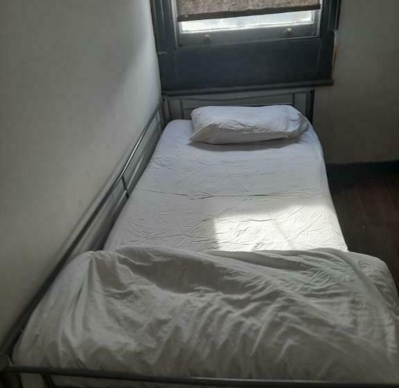 Общежитие Woolwich Backpackers New
