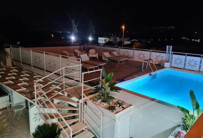 تختخواب و صبحانه Beb Ninkasi Luxury