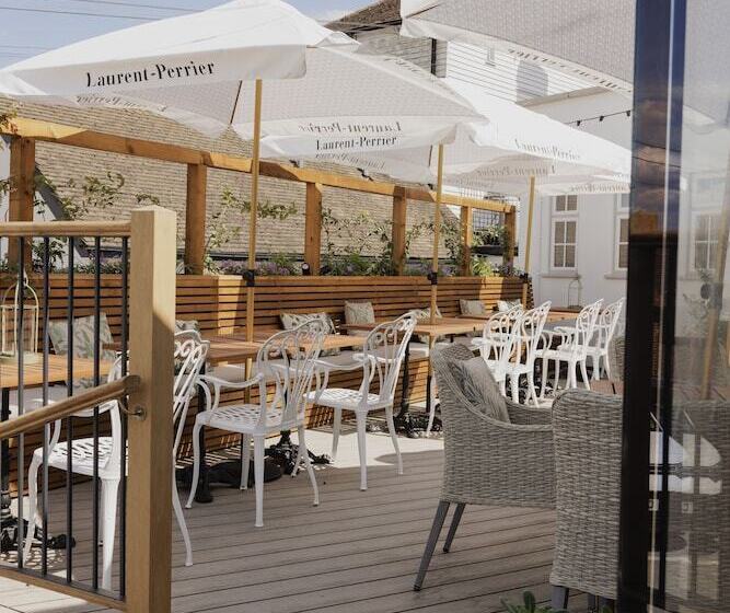 בית מלון כפרי The George & Dragon