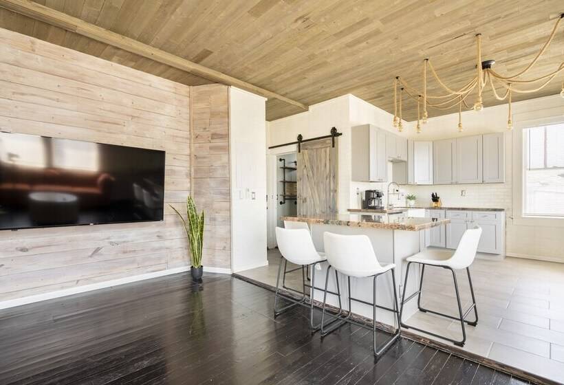Midtown Penthouse Blocks To Beach