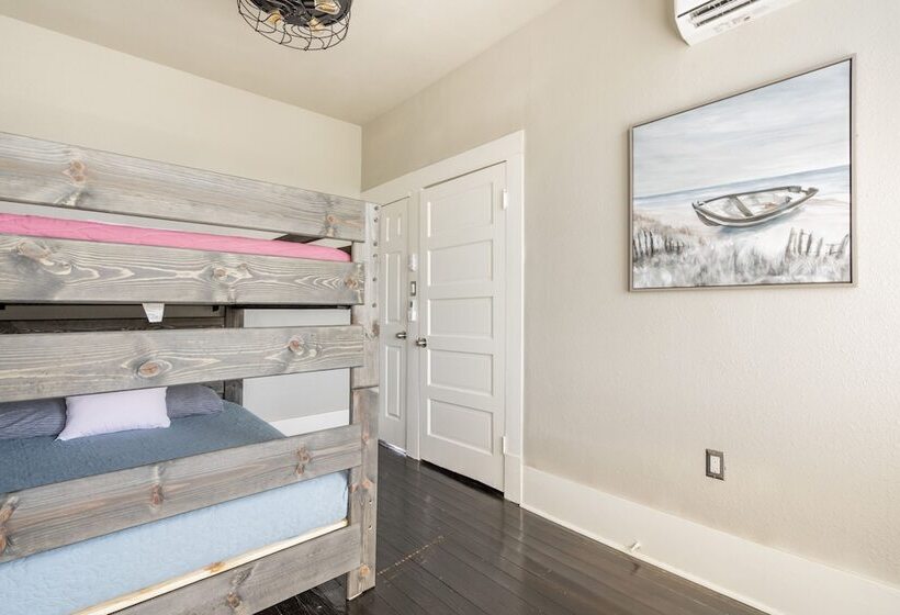 Midtown Penthouse Blocks To Beach