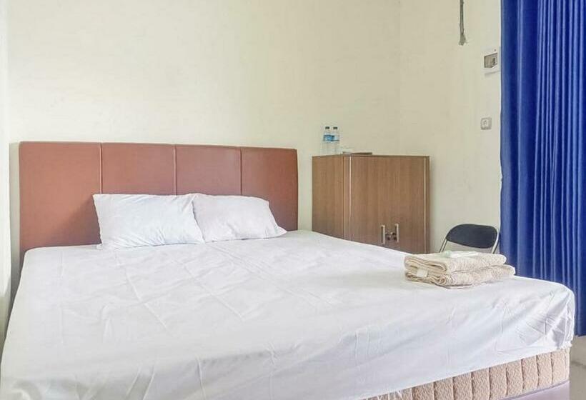 Отель Grand Kencana Guesthouse Near Wisata Bahari Lamongan Mitra Reddoorz