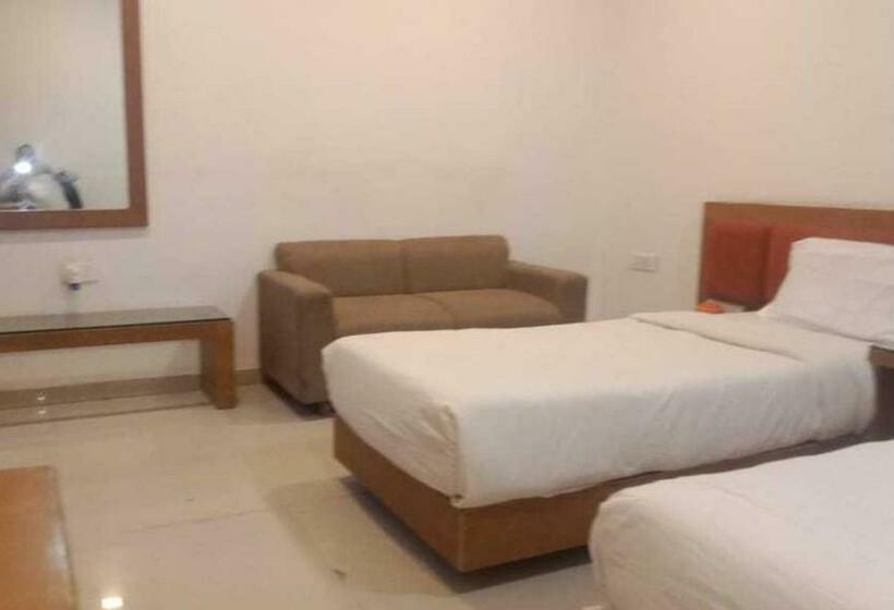 O Pop Hotel Vedant