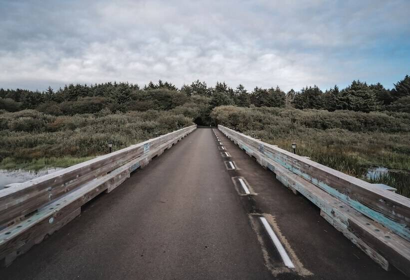 فندق Surfcrest Resort