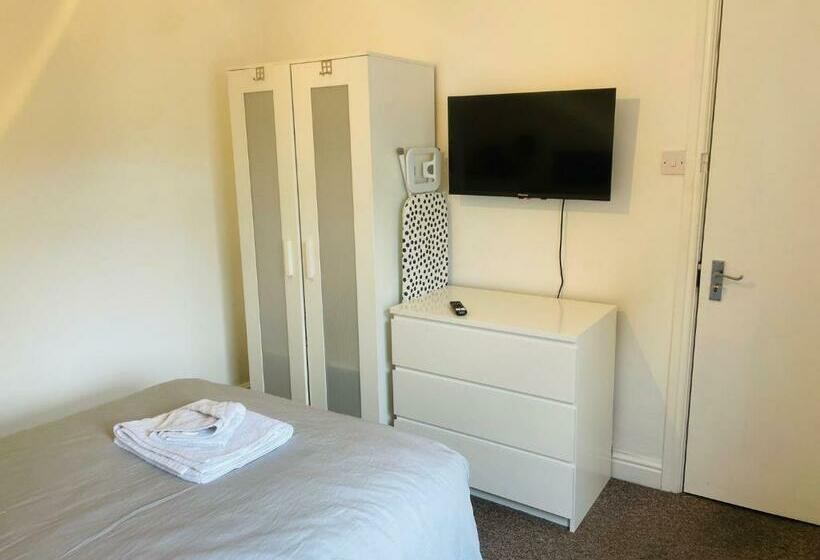 호스텔 305 High Town Road