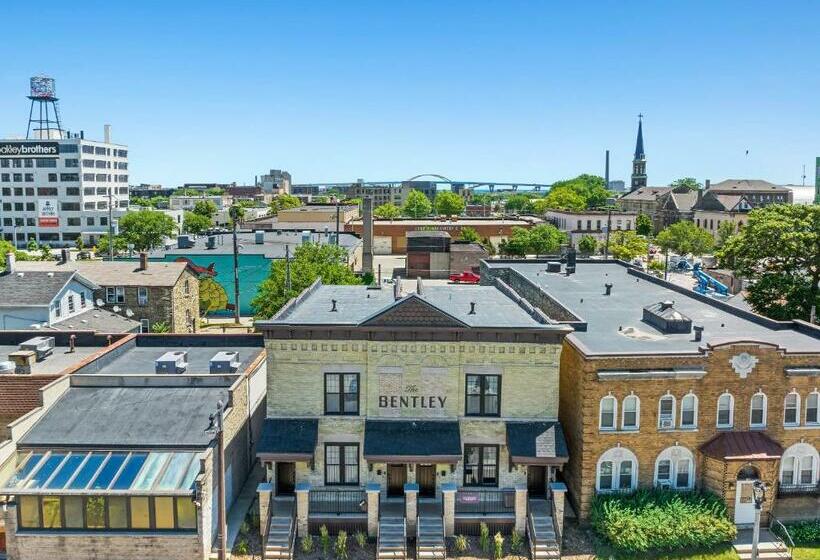 The Bentley Condotel In Historic Walker’s Point W/ Garage + Yard