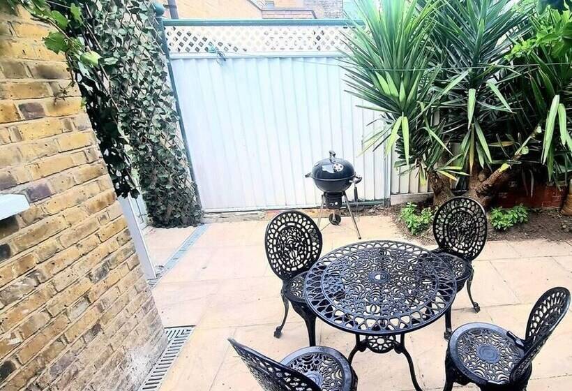 Charming 2 Bed House In London