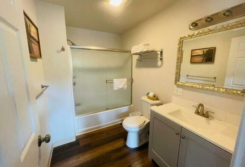 호텔 Riverfront Lodging