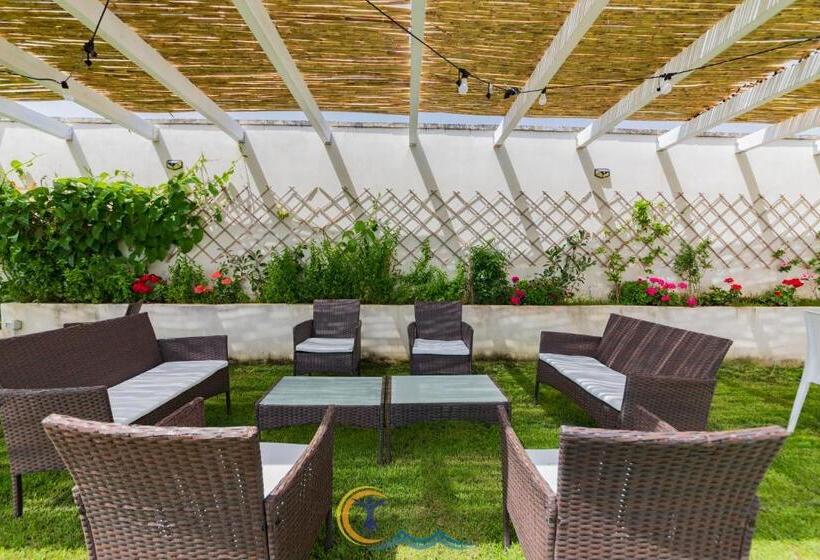 تختخواب و صبحانه Resort Leonardo  Room, Pool & Restaurant