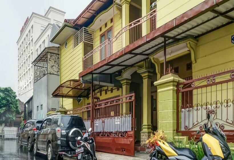 Отель Spot On 91317 Gemilang Guesthouse Syariah