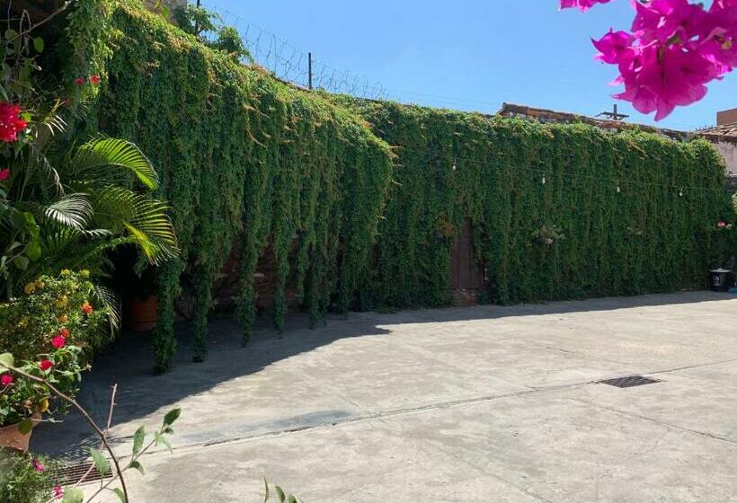 هتل Hostal Villa Blanca