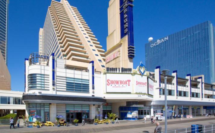 Two Adjacent Spacious Cozysuites On The Boardwalk