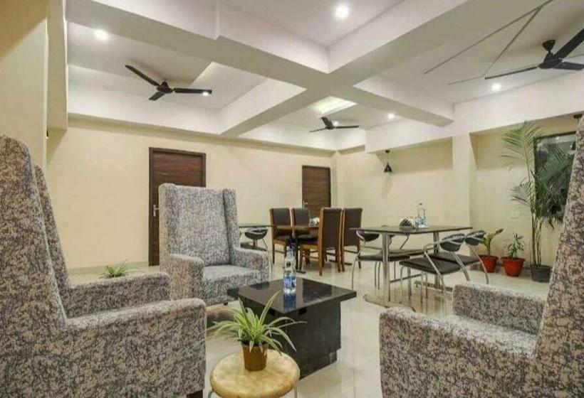 Отель Collection O 93156 Clubhouse
