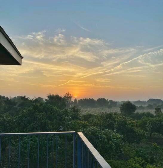 בית מלון כפרי Shakuntala Farms Rustic Farmstay With Modern Comforts